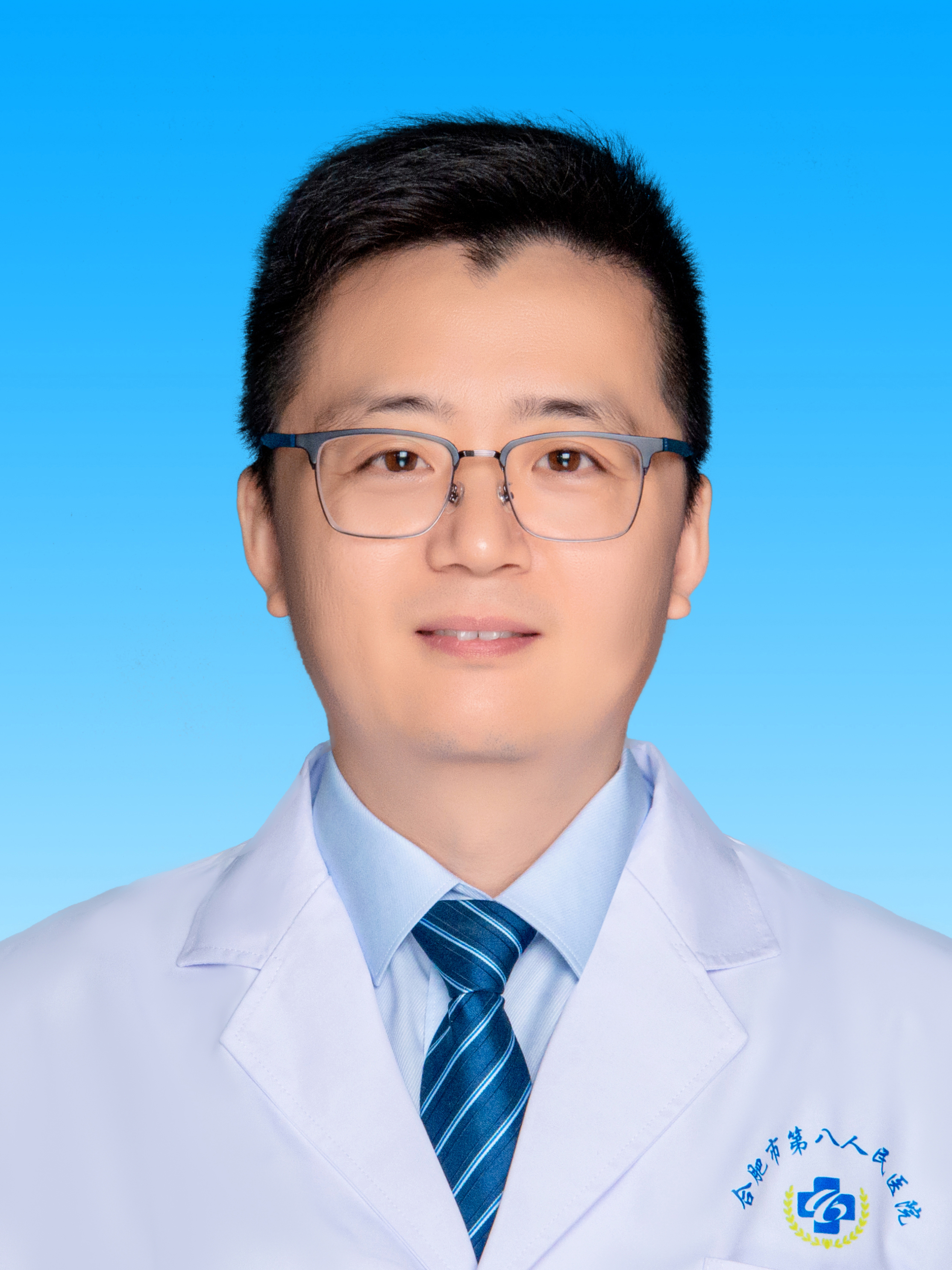 杨新华 副主任药师